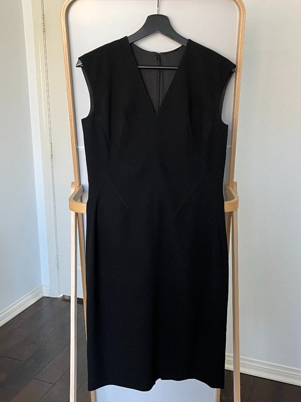 Elie Tahari Black V-Neck Mini Dress Size 2